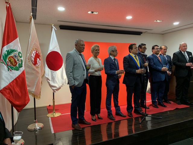 On October 4th, Dr. Ritter Diaz, Director Representative of JAPOLAC, had the honor of participating in the inauguration ceremony of the 10th Convention of the World Federation of Peruvian Institutions (FEMIP), held at the Embassy of Peru in Japan. The inauguration began with opening remarks from the convention’s organizers, followed by speeches from the Ambassador of Peru, the Director of the Latin American and Caribbean Division of Japan’s Ministry of Foreign Affairs, as well as distinguished Peruvian local authorities and members of the Peruvian Congress. This convention, which took place from October 4th to 6th, addressed highly relevant topics such as health, education, technology, and security. It also featured renowned speakers, including Mexican businessman and philanthropist Marcelino Muñoz, who has been nominated for the Nobel Prize in Literature for his valuable publications on personal development and holistic education. FEMIP, as an international organization, brings together Peruvian institutions and associations from various parts of the world, with the purpose of promoting and strengthening Peruvian cultural identity, while supporting the economic, social, cultural, and educational development of the Peruvian community both abroad and within Peru. During the convention, Dr. Diaz congratulated Mr. Carlos Galarza, Representative of FEMIP Asia-Japan, for the success achieved in organizing this significant event, and reaffirmed JAPOLAC’s commitment to collaborating in the advancement and well-being of the Peruvian community in Japan.